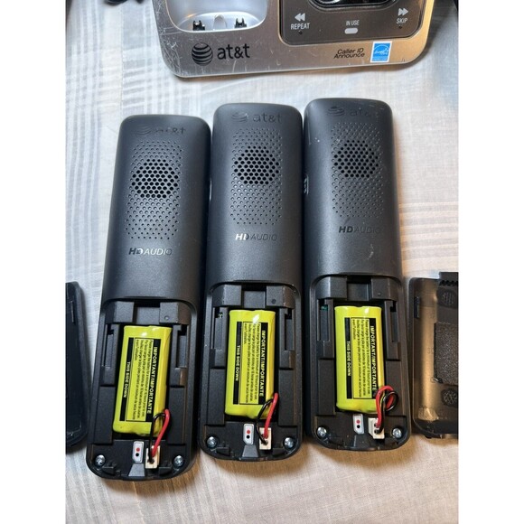 AT&T CL82301 1.9 GHz Trio Handsets Single Line Cordless Phone 3 Handsets + Base - Picture 5 of 6